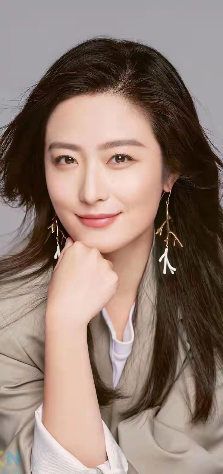 她长得算不上国色天香，但绝对是大家闺秀，温婉大气的一个女演员，颜值不输许晴，演技