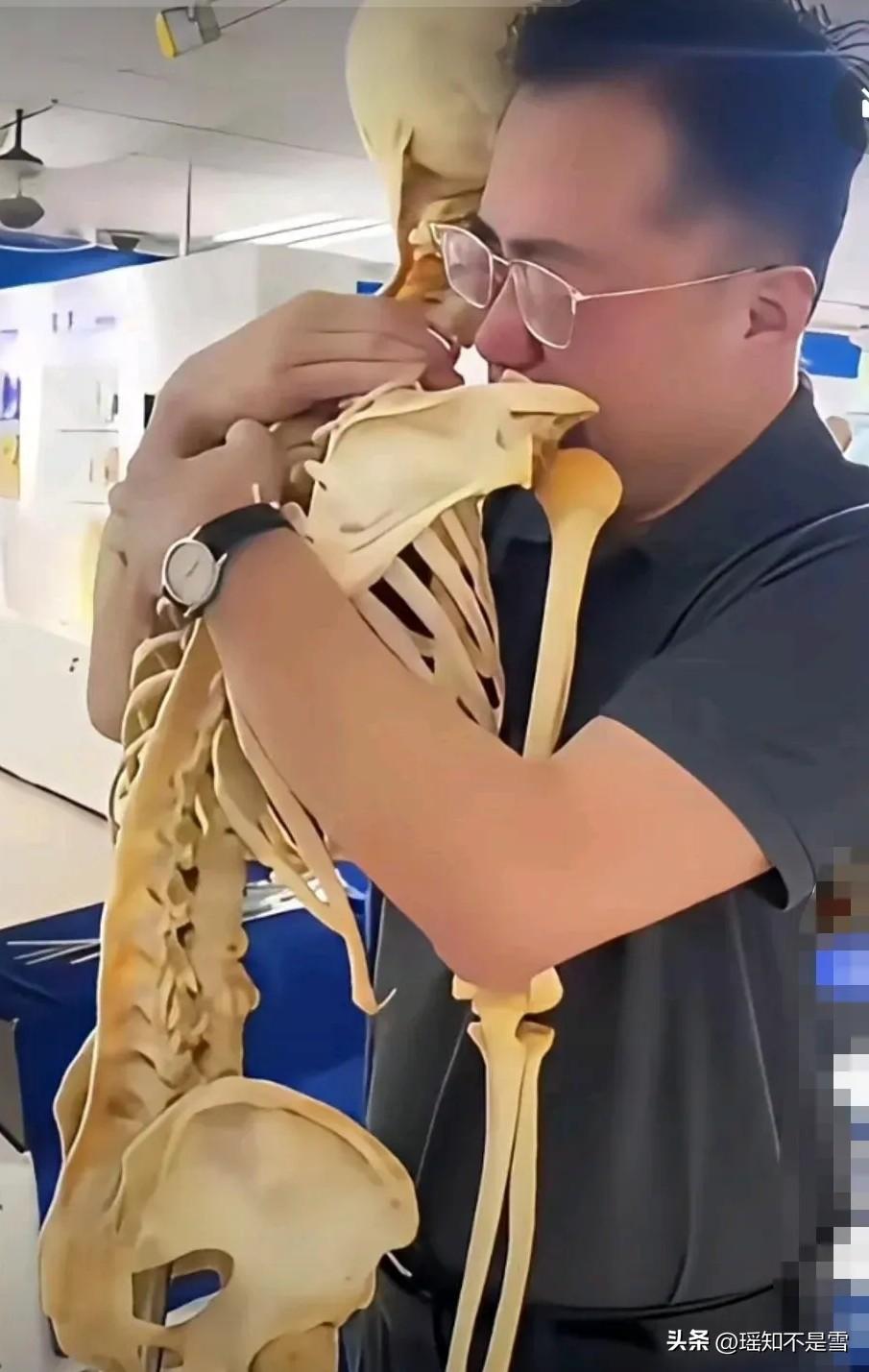 看哭了！一名中年男子抱着一架骨骼哭的不能自已，这可是大体老师呀，他为什么哭？
