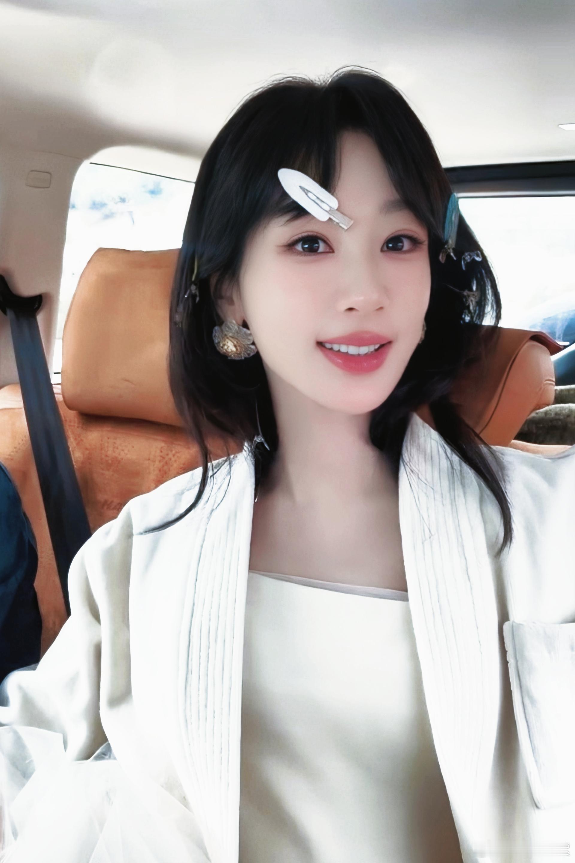 杨紫 yz杨紫玉兰花开君再来 yz 杨紫董竹君玻璃窗里倒映着人生百态，不知道会不