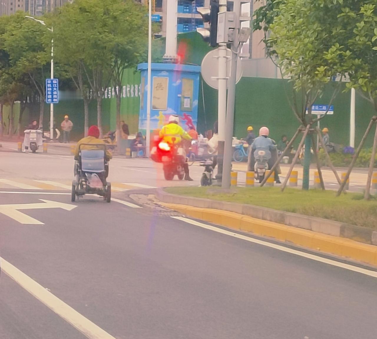 开车的时候
遭遇“鬼探头”

不管是老司机还是新手司机

开车最怕的是旁边突然冒