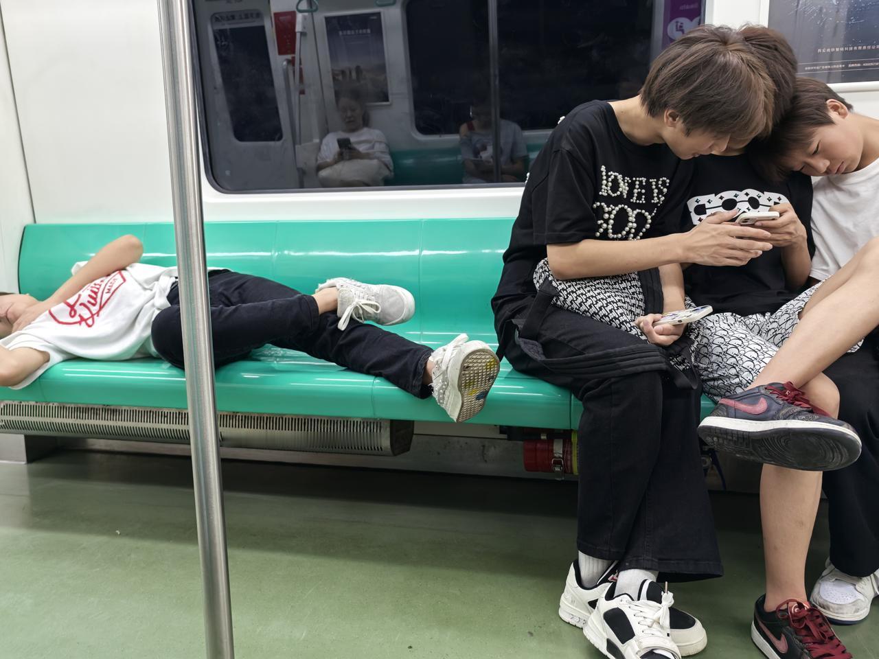 地铁，就是社会的一个窗口，经常能看到形形色色的人或事。坐西安地铁四号线，看到四个