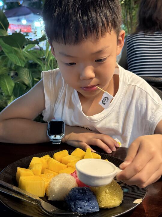 他真的好帅，但他戴着小天才电话手表