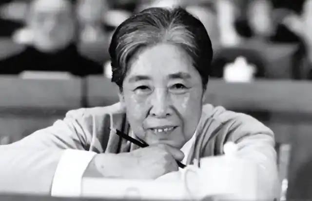 2006年，王光美因病去世。临终前，她突然向女儿刘亭抱拳作揖，虚弱地说：“女儿，
