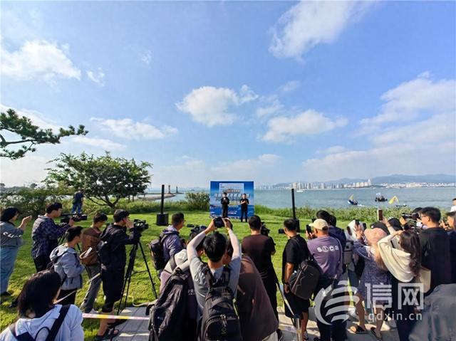 信网报道：9月15日，张朝阳挑战横渡威海海湾，为即将到来的秋季视频播主大会预热。