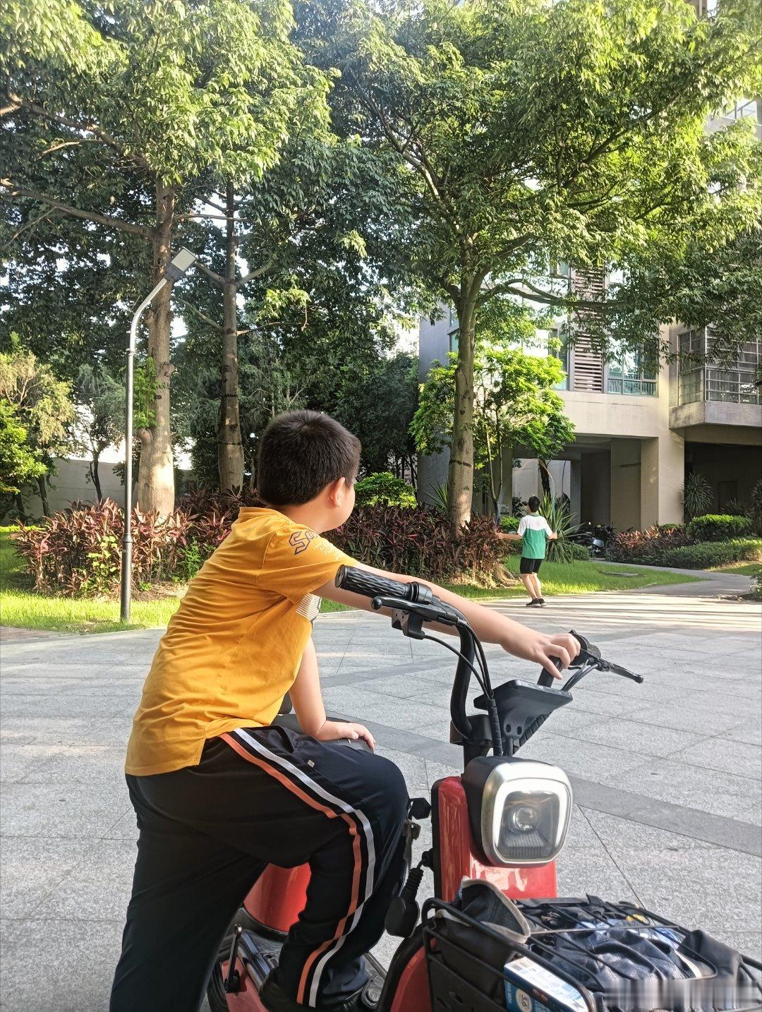 周日一早就两个孩子运动！小宝竟然五点多就起床，大宝居然熬夜看电视，放暑假了也不让
