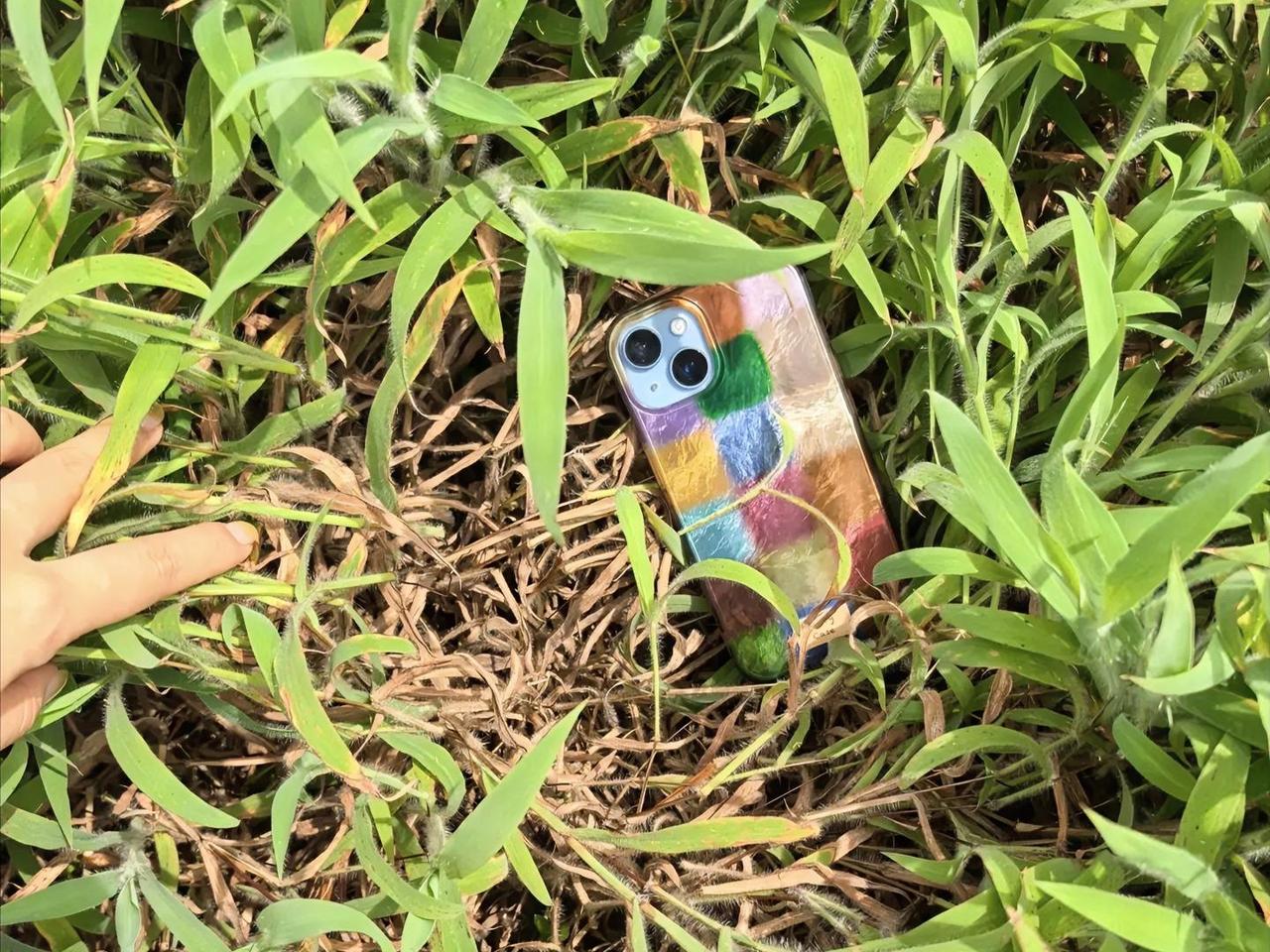 女子捡到别人手机随手丢到草丛里被判赔偿失主6000元！

今年3月，河南郑州的一