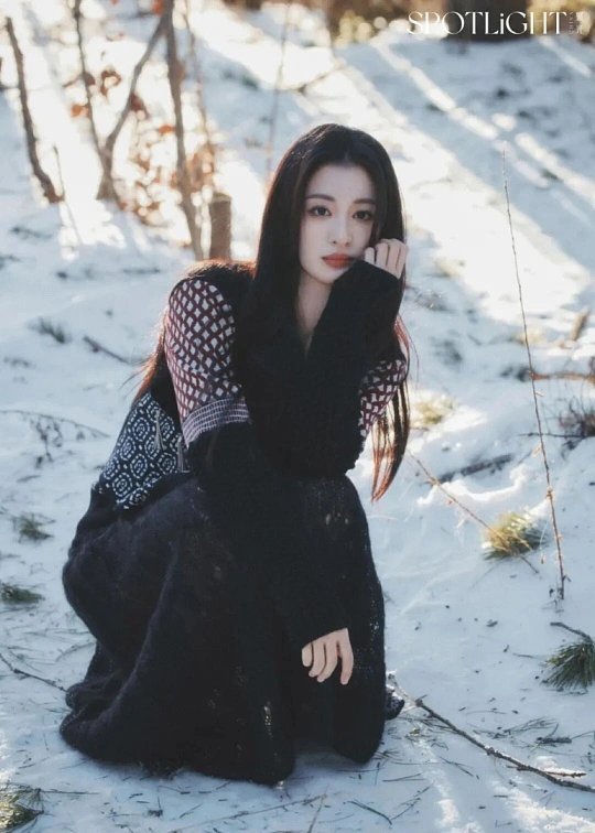 王楚然每逢雪景必出神图白雪自带清冷滤镜，刚好碰撞王楚然亦艳亦冷的独特气质。漫天落