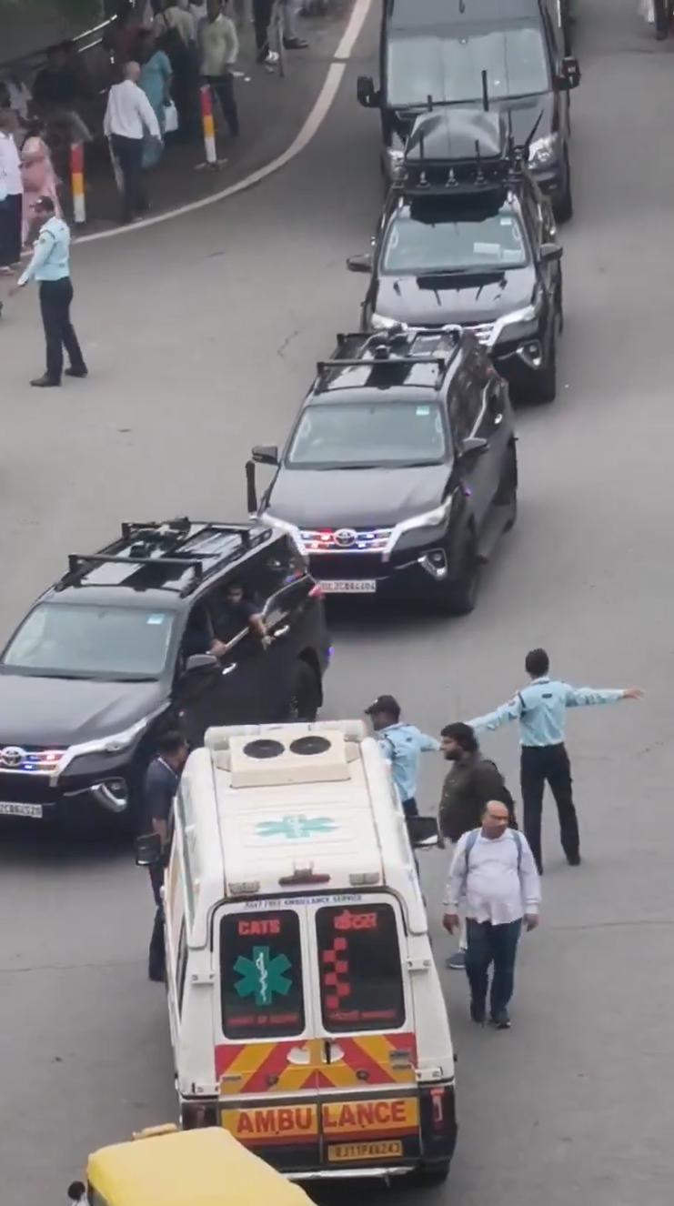 印度街头救护车半路被拦截，要求停下来给官员车队让行！

近日，印度街头的一段视频