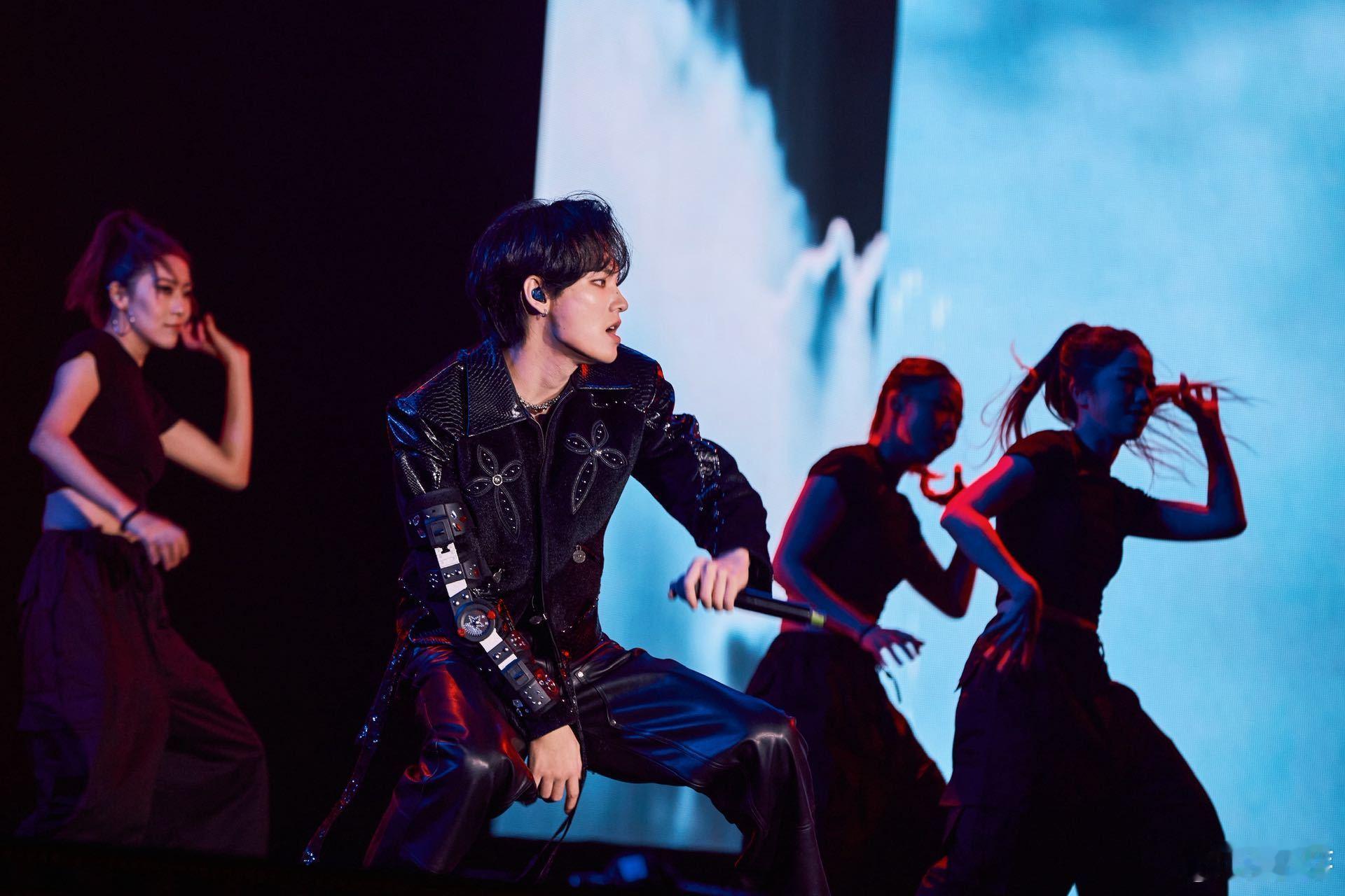 刚刷到舞台片段眼眶发热，骨折戴机械臂也要唱跳 姚柏南机械臂造型吸睛，背后却是骨折