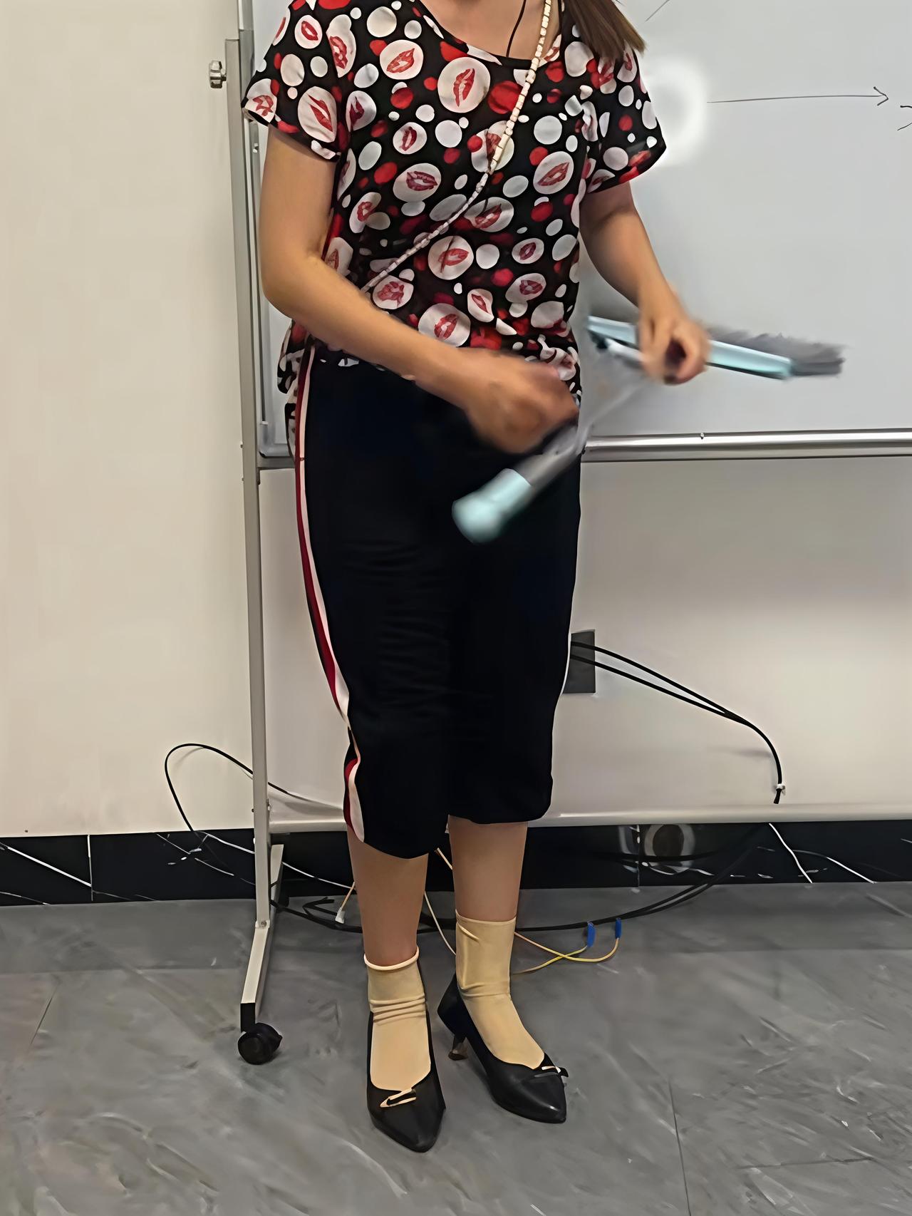 我妹是个很漂亮的初中英语老师
刚上班的时候天天穿的又纯又欲
我们咋说都没用，直到