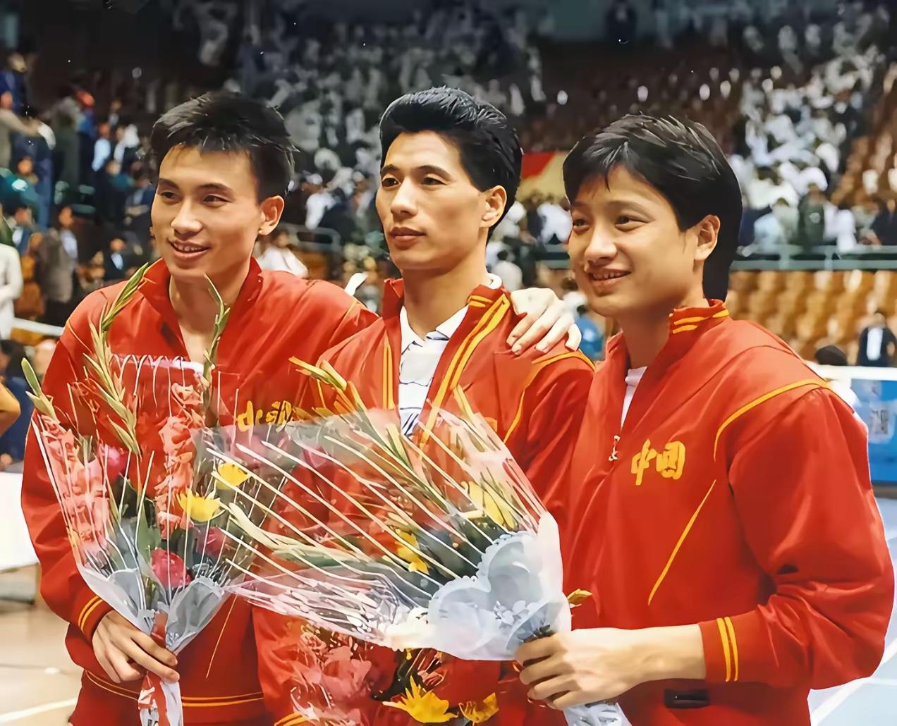 这张照片摄于上世纪80年代，三位穿着红色运动服、手持鲜花的帅小伙，我只认出了阳光