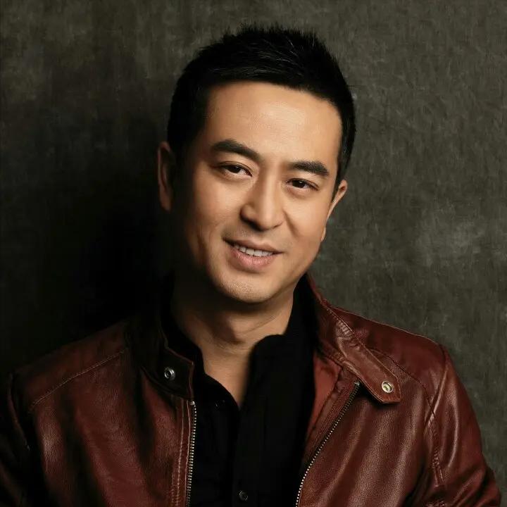 演员，张嘉译，第一次和王海燕拍戏，化妆师过生日，王海燕想送给化妆师一个手镯，挑来