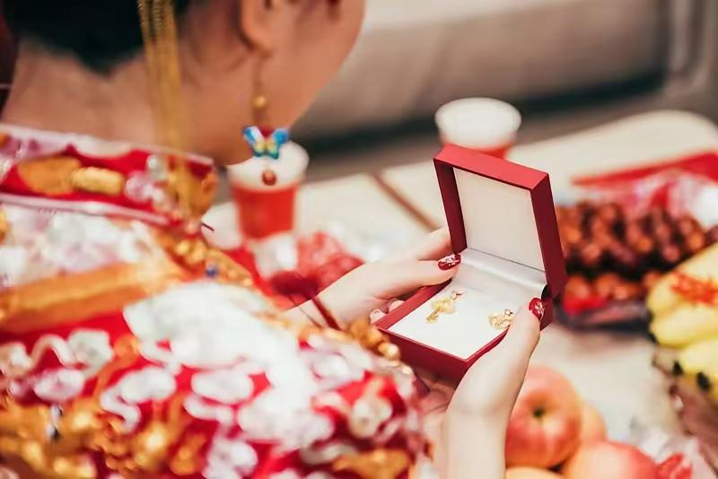 我是一个女儿的妈妈，我想对所有男孩说：如果结婚需要掏空你爸妈省吃俭用几十年的积蓄