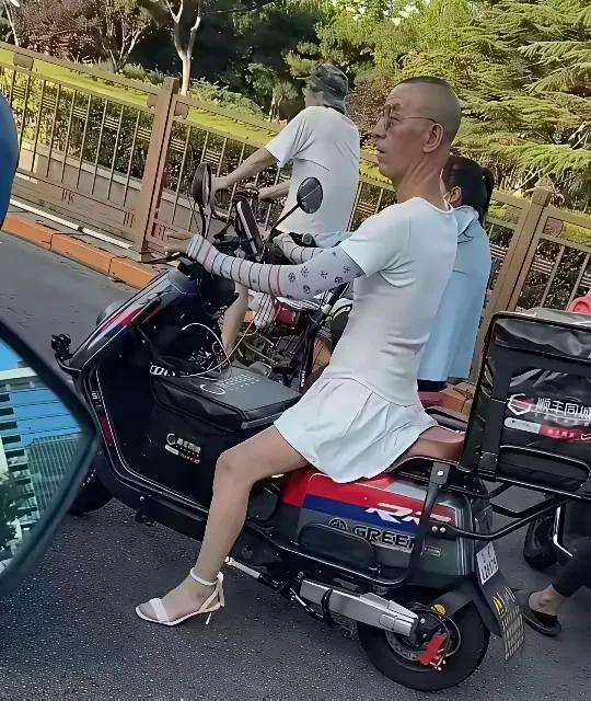 大爷真时尚
夏天穿这套应该很凉爽吧[泪奔]