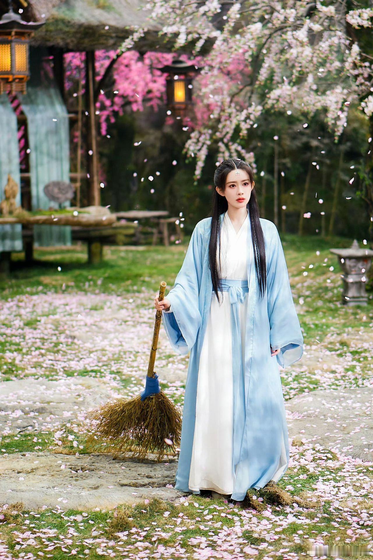 孟子义百花杀妆造 白衣撑伞的那组神图真的绝了！清冷疏离的气质配上极简金属配饰，把