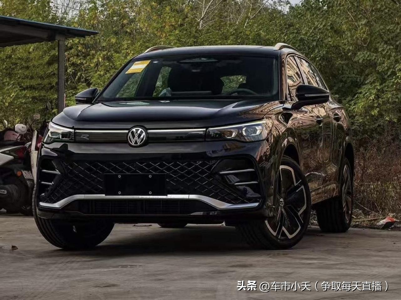 途观Pro应该卖的很一般，这种一般不仅体现在老款迟迟不停产上，还体现在价格。即便