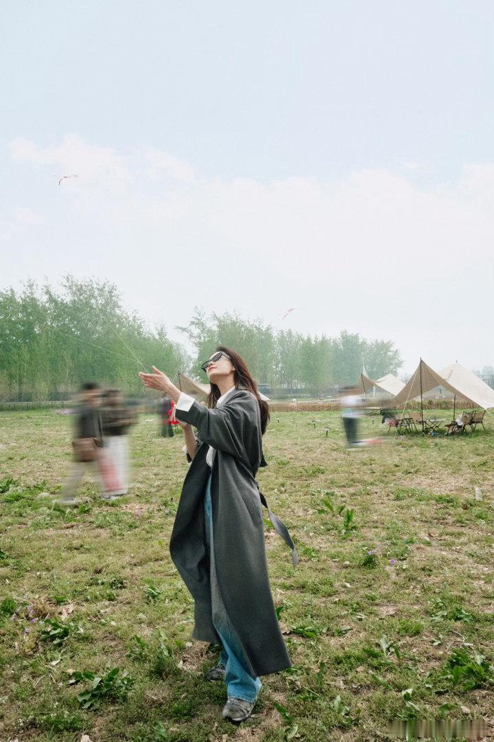 张小斐正午阳光张小斐开盘领衔主演角色一路逆风前行，带领团队冲破重重阻碍，开盘全阵
