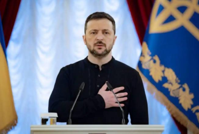 世界上没有任何人有资格去嘲讽泽连斯基。乌克兰与俄罗斯相差数十倍，但他依然带着乌克