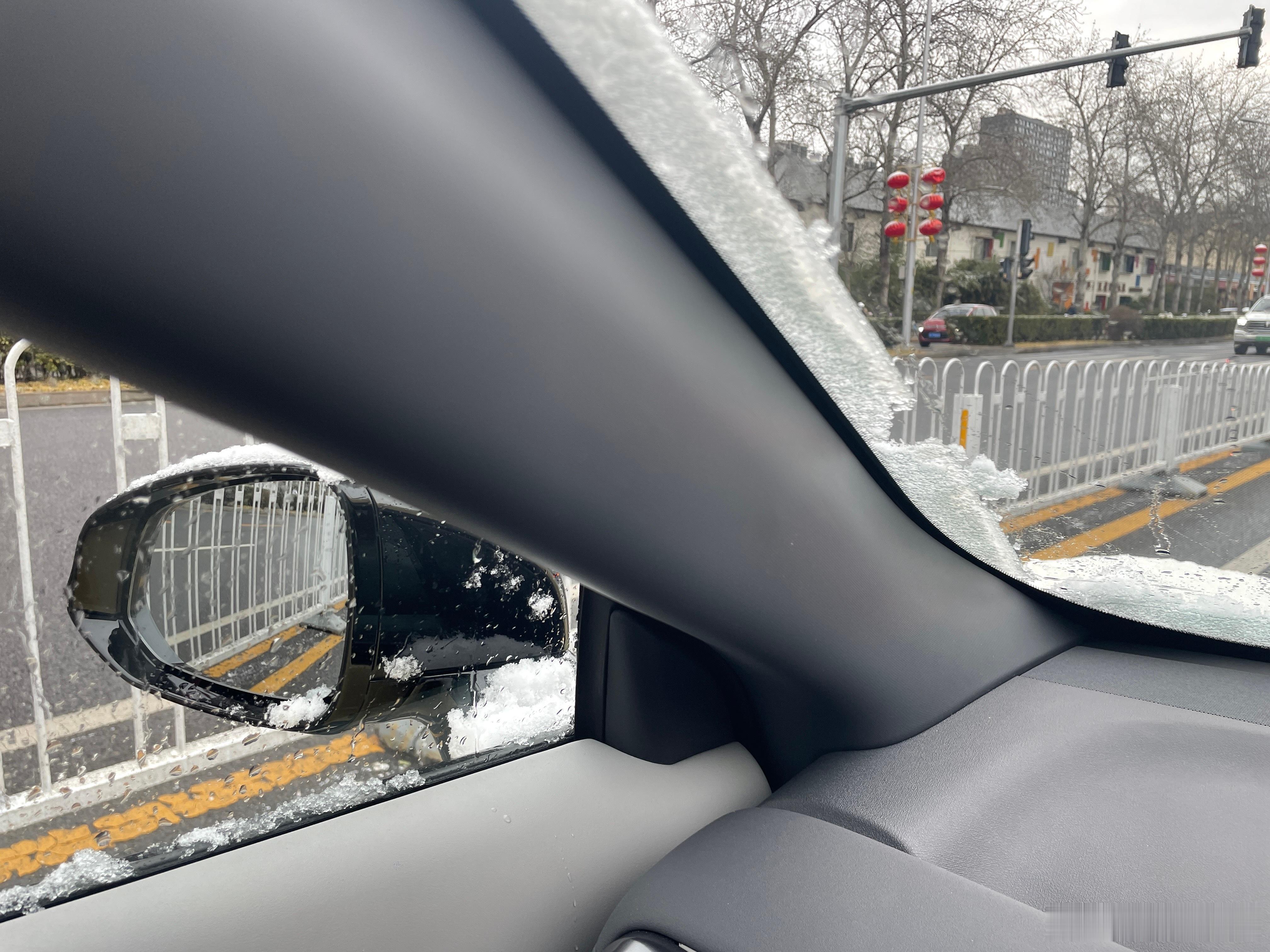 昨天晴空万里把车洗了，然后当晚就下雪了