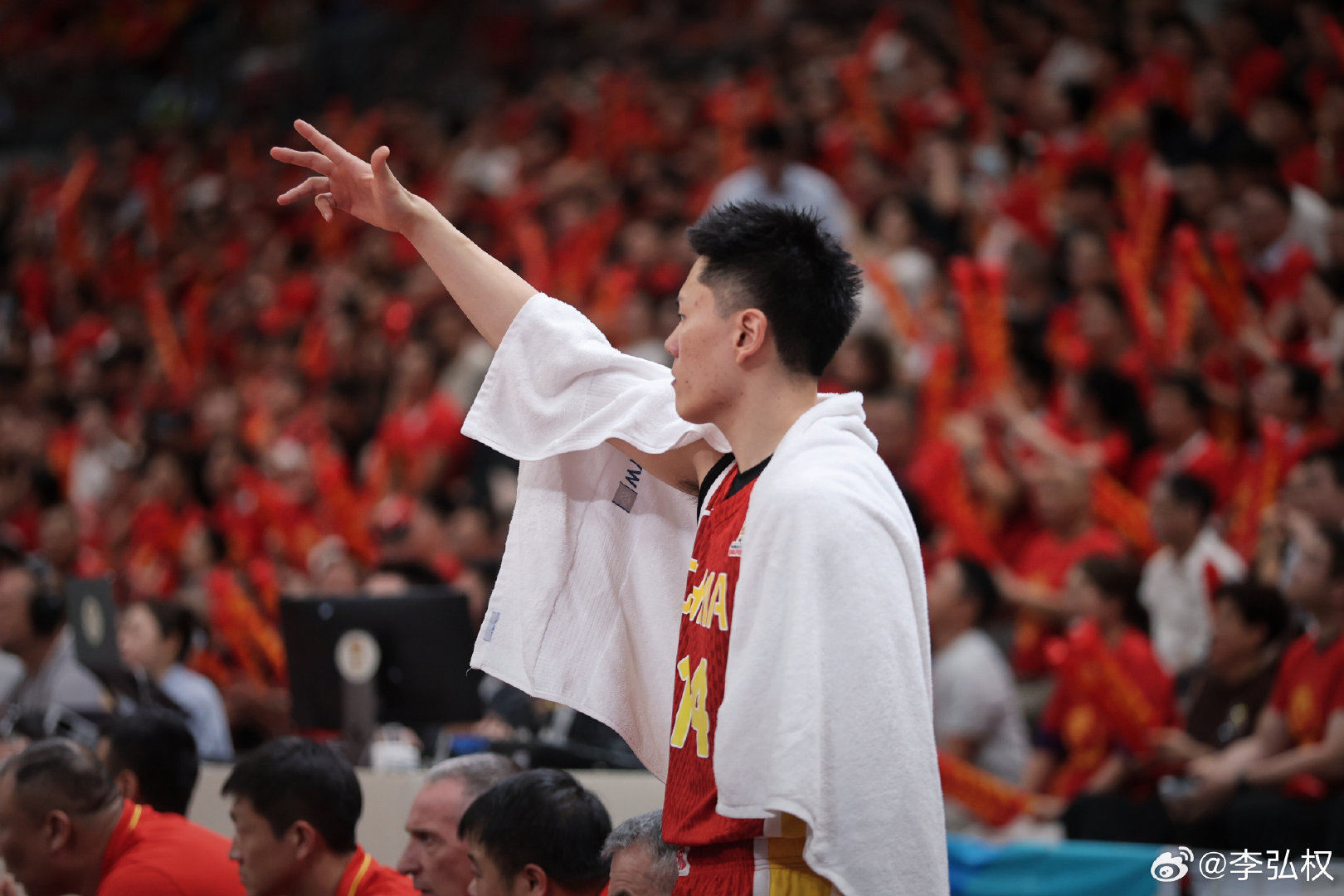 #李弘权说为了国家就全力拼#  世预赛，中国男篮89-87战胜黎巴嫩。李弘权得到