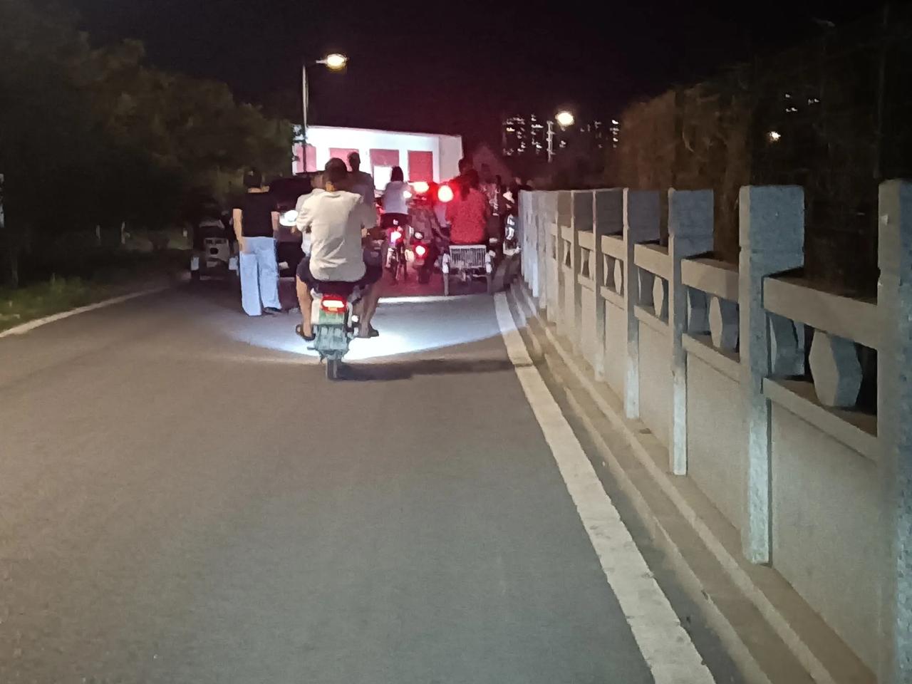 市区胜利桥到裕华路桥两岸的小路，一直以来都是市民们茶余饭后散步放松的理想去处。老