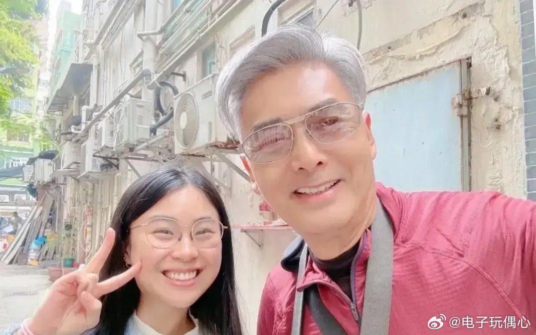 70岁周润发在香港街头被偶遇，他背部弯了，头发白了，老了好多啊 