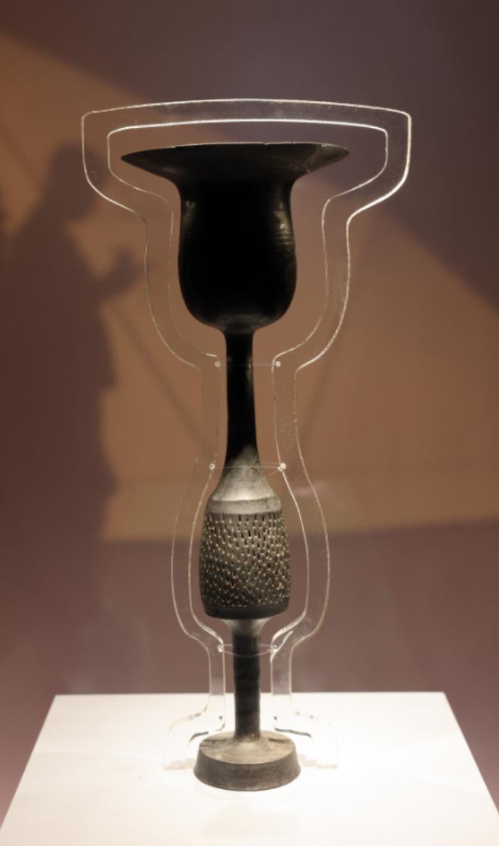 这是一件龙山文化时代（距今4400-3800年）的蛋壳黑陶高柄杯， 1973年山