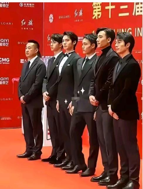 于适在人群中真是鹤立鸡群般的存在，一排帅哥中首先映入眼帘是哪一位？决定是于适，他