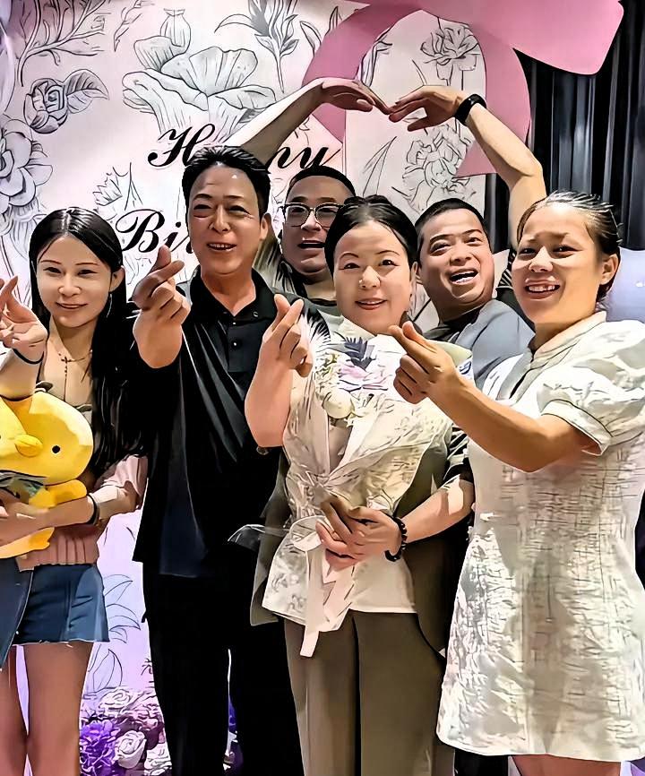 终于想明白了…
二八事件里这波突然转向的舆论，根本不是偶然:

春节后许姚家一改