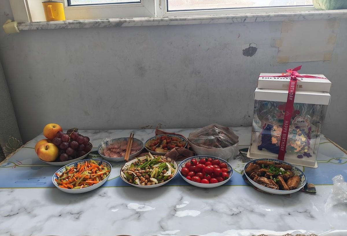 今天去买菜，碰上一件事，心里堵到现在。
几个女的进店，不挑新鲜菜，专捡最便宜的拿