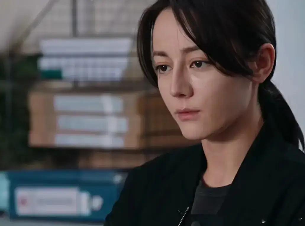 迪丽热巴适合浓妆，所以红毯往往出彩，她这种异域长相用打光和滤镜会柔化五官，比如说