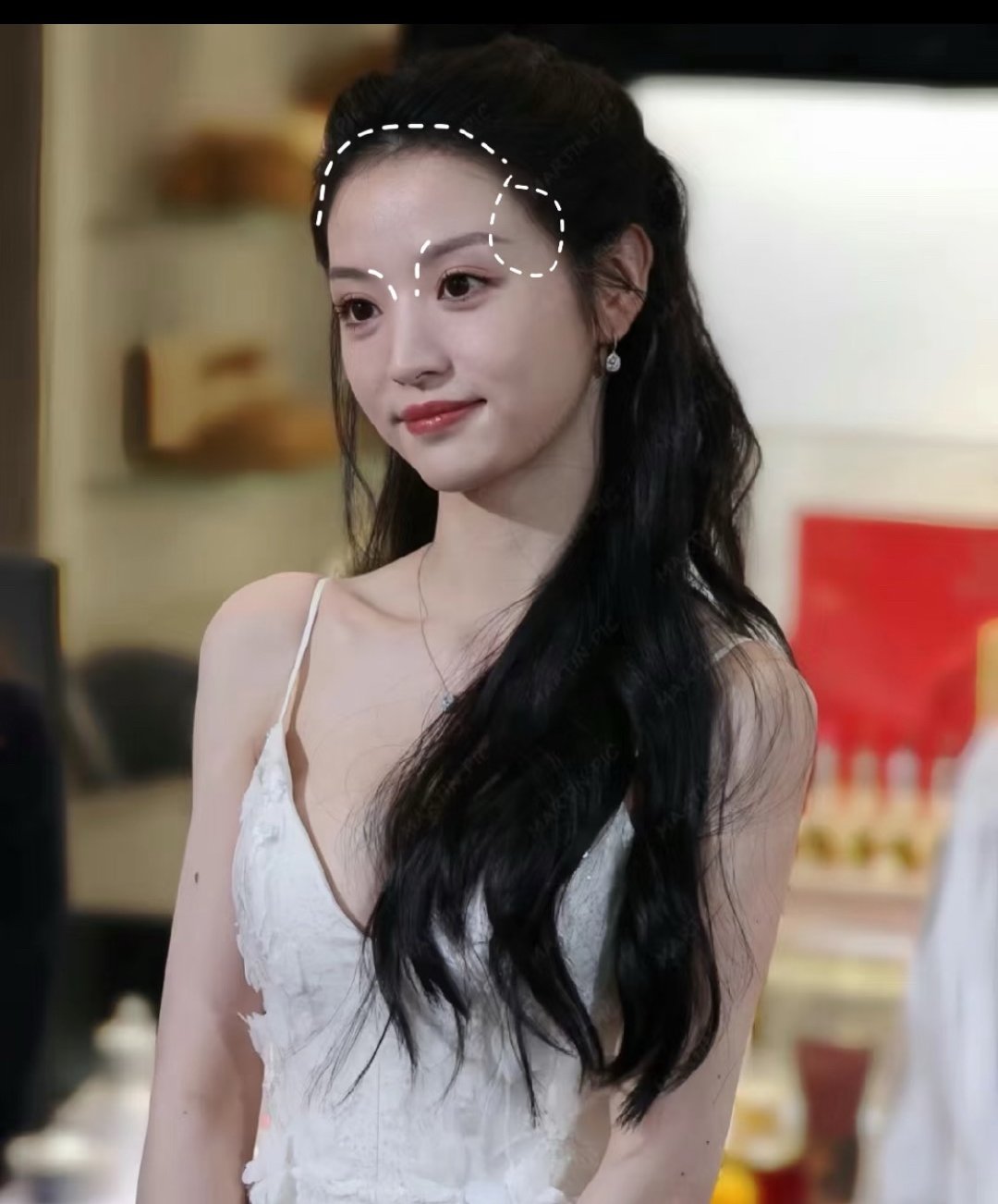 ❓为什么她没有刘海就美貌失灵从颌面三庭美学来看，田曦薇原生上庭纵向长度偏长、额头