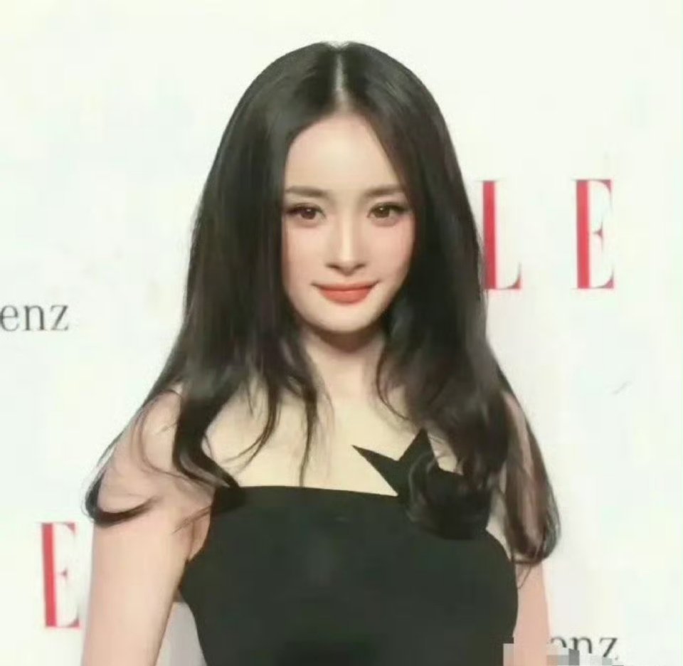 李少红曾言杨幂似芭比娃娃，初见早期照，那精致的面容、灵动的模样，仿若从童话中走来