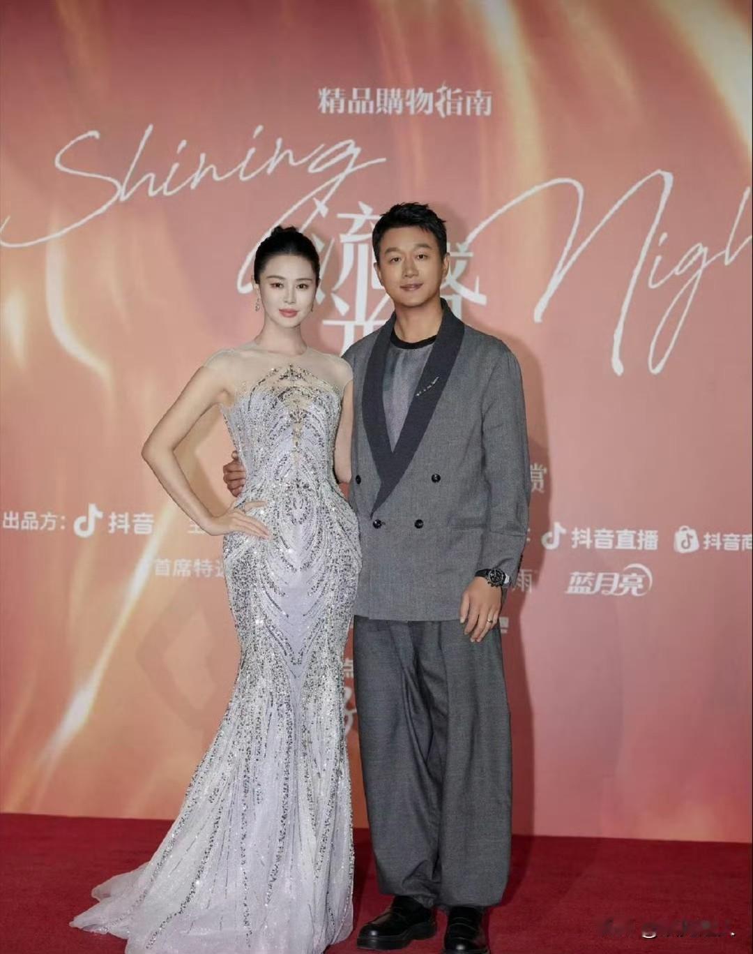 佟大为带老婆关悦出席活动，穿搭直接炸屏！谁能想到中年男星减龄，靠的是西装和灯笼裤
