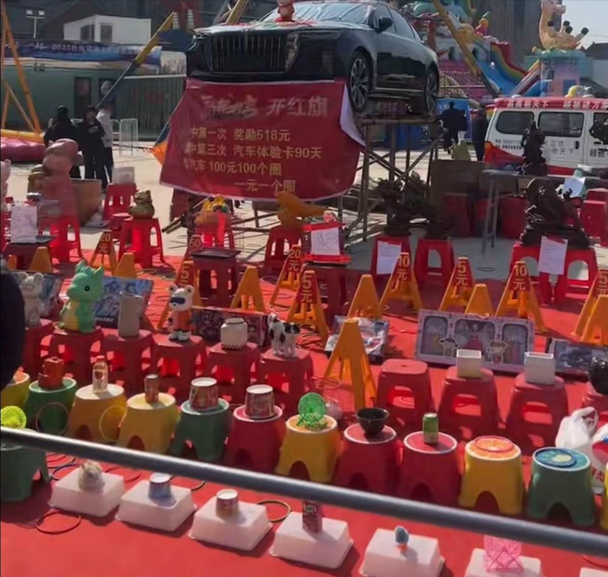 🌙事情发生在济宁曲阜，男子花 5000多块钱套圈，结果套中了一辆汽车，正当他兴