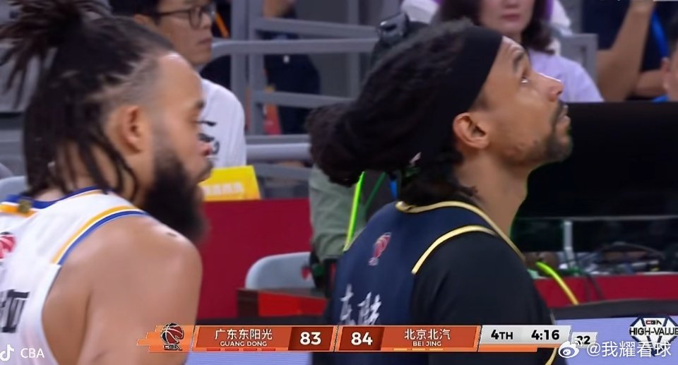 广东队被反超了，周琦和麦基篮下影响力太大，禁区篮板失手，感觉可以换萨林杰上来打决