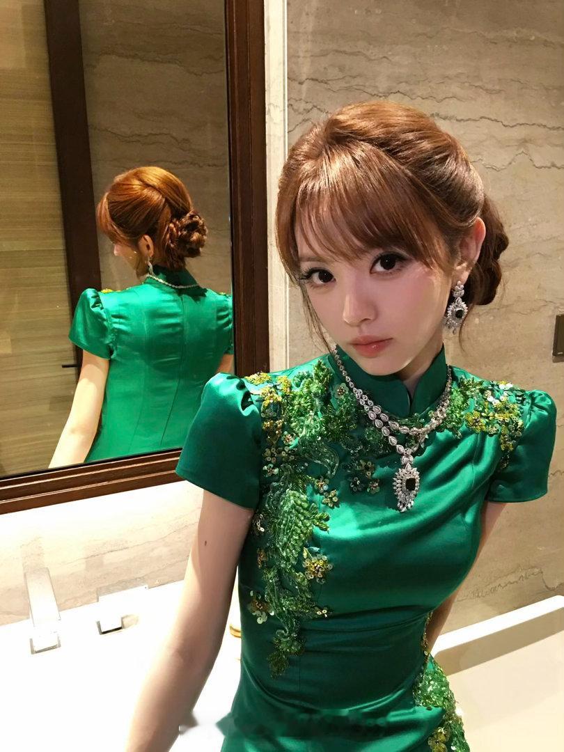 田曦薇的绿色旗袍造型太美了，不到24小时获得了500多万的点赞，彻底出圈，征服了