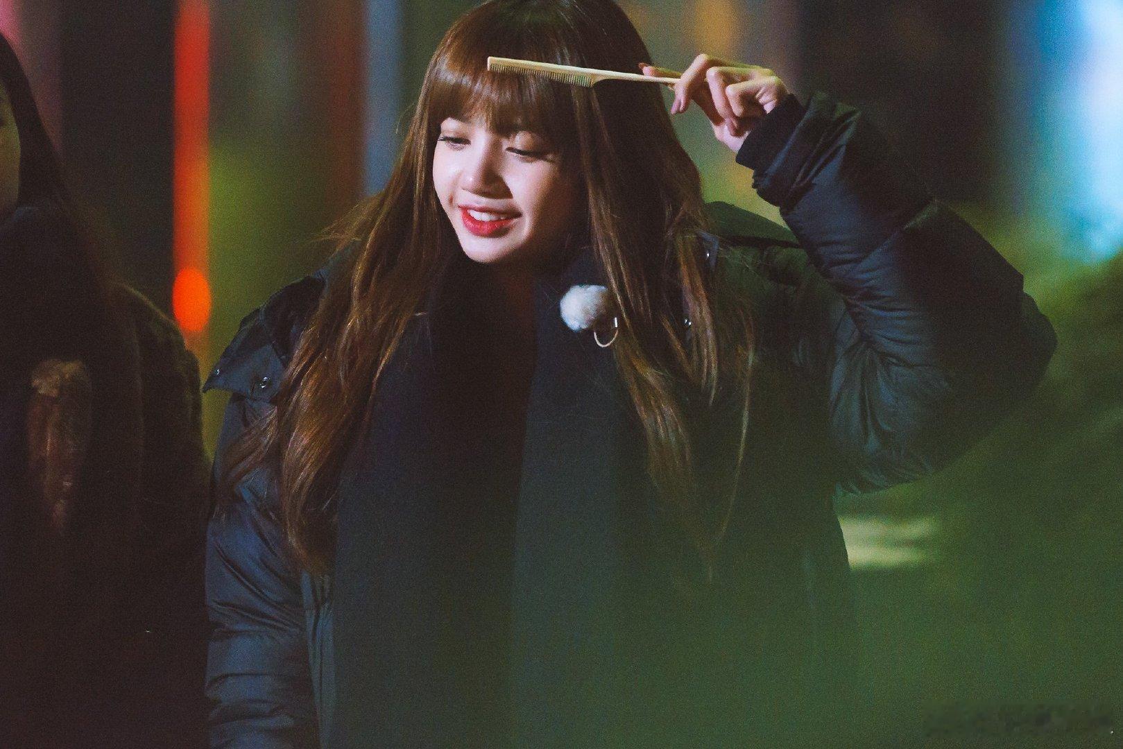 #Lisa早期合照#早期Lisa真真的是人间芭比啊 [送花花]甜豆莎到哪都要带着