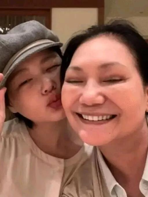S妈思念大S到失眠无助，事情经过并不简单！

因为大S去世后，S妈在精神上受到了