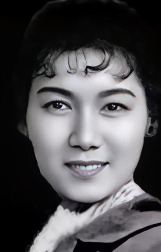 1952年的一天，齐白石已经快90岁了，他不知哪里来的力气，一把将25岁的新凤霞