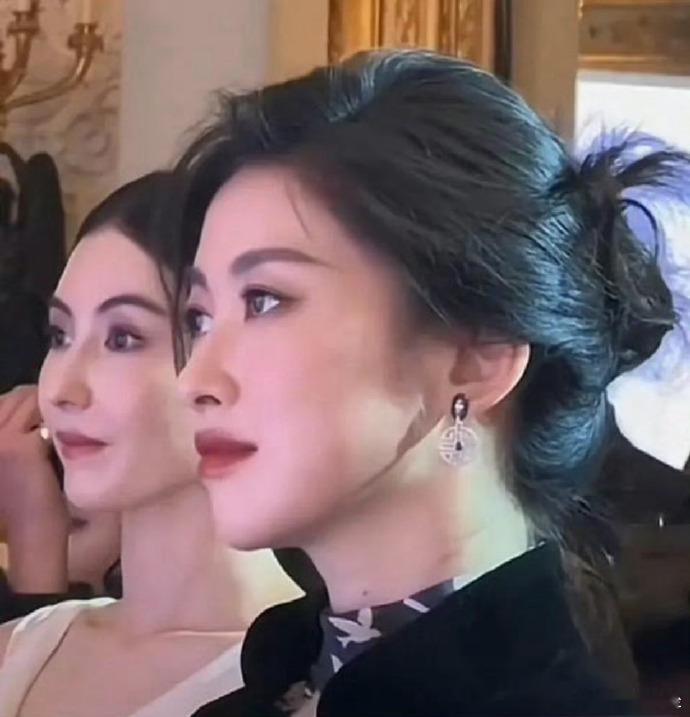 张柏芝在朱珠面大前显的暗淡无光了，朱珠好适合这种成熟大红唇的妆造，很有女人味 ​