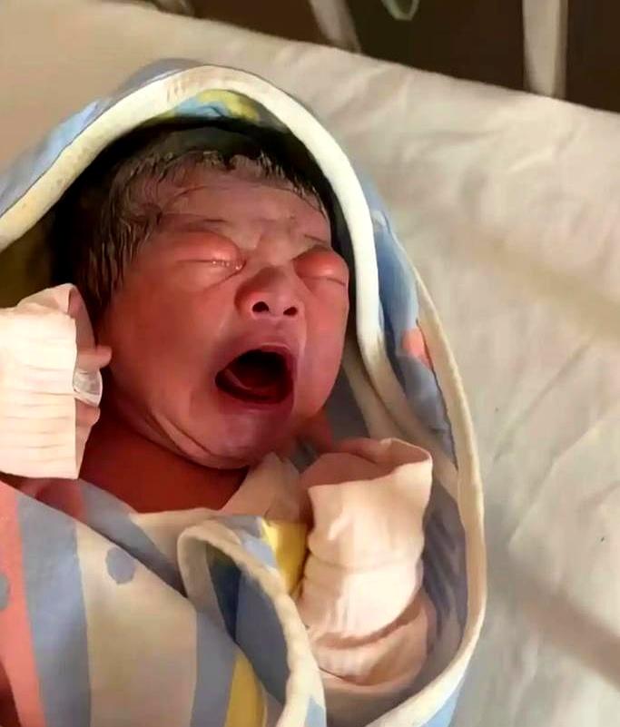 产房里都准备放弃了，一个实习护士愣是不松手，结果真把娃从鬼门关抢回来了！
说实话