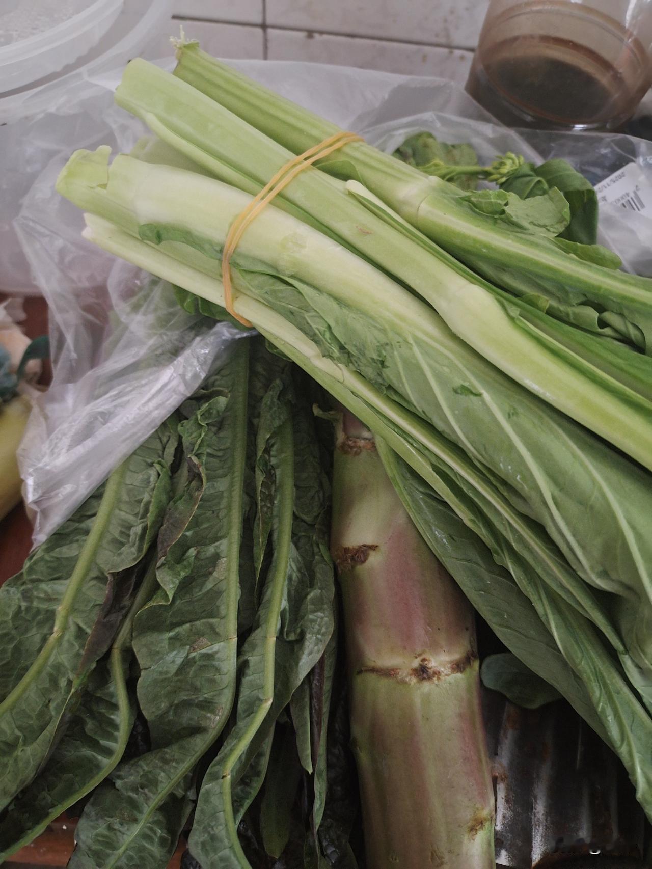 中年人的日常，一半精打细算，一半暖心治愈。

 
去超市买菜，属实被菜价给惊着了