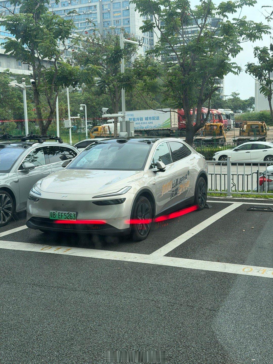 在交付中心偶遇一台深圳牌的新L60，贴着3分钟换电跑一千公里这对乐道L60来说没