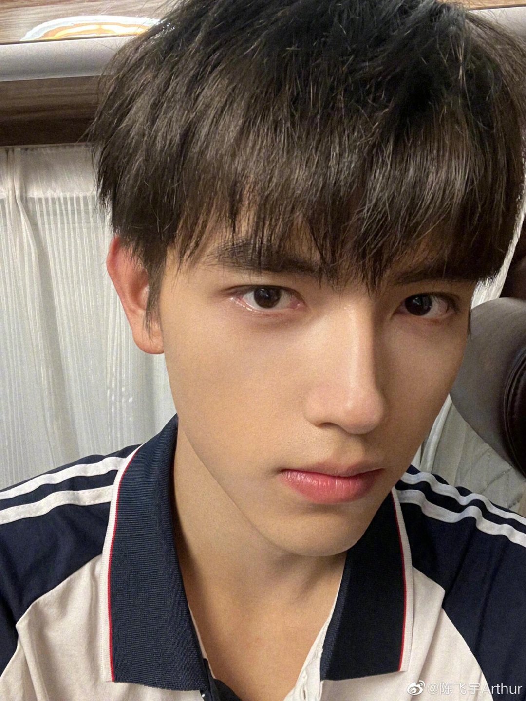 陈飞宇穿校服完全学长级别陈飞宇校服路透，谁懂这个穿校服的陈飞宇！！这状态就是一个