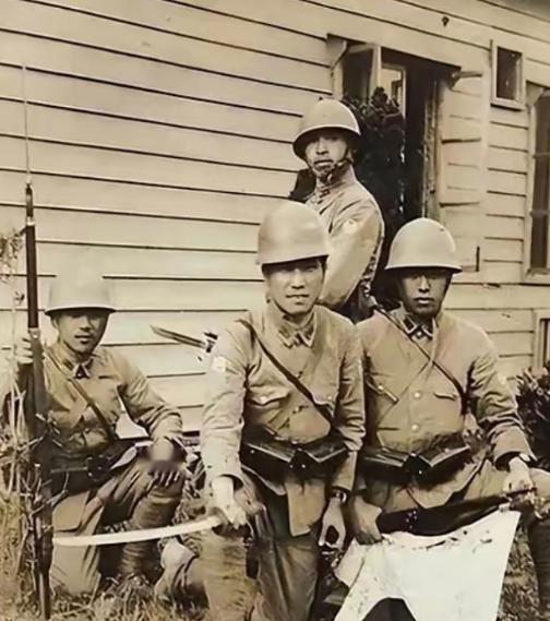 1943 年，一铜匠被鬼子抓去搬弹药。鸡贼的铜匠每次趁鬼子不注意，扛着弹药箱偷摸