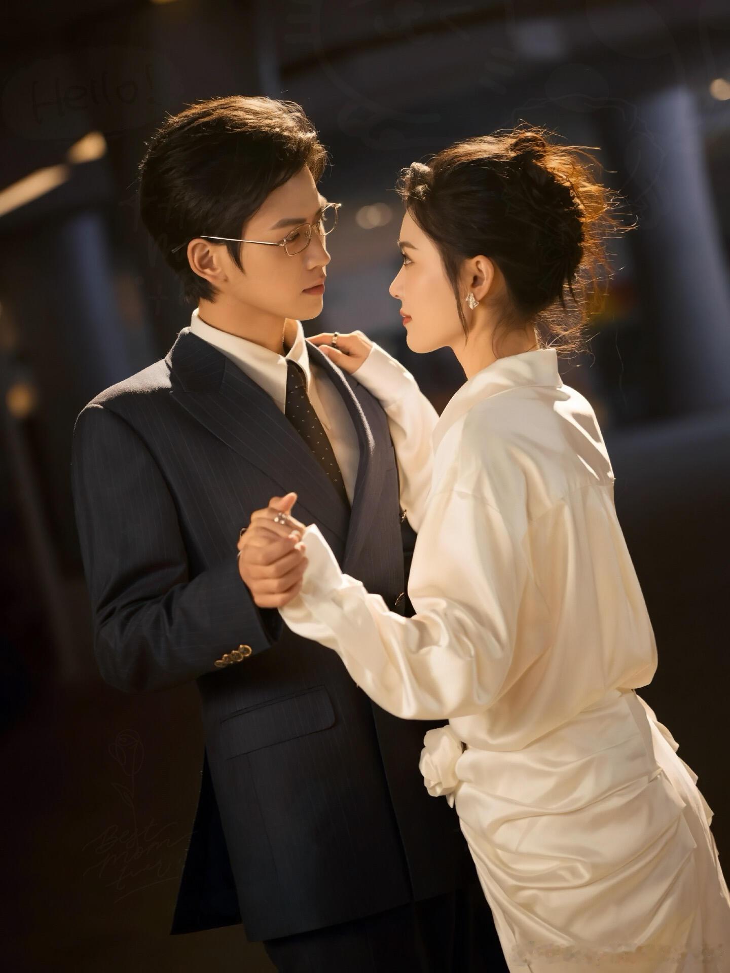 今日短剧《烟火与月光》已上线啦！主演翟一莹/张洪鸣好看呀，这剧情太拉扯了，双方的
