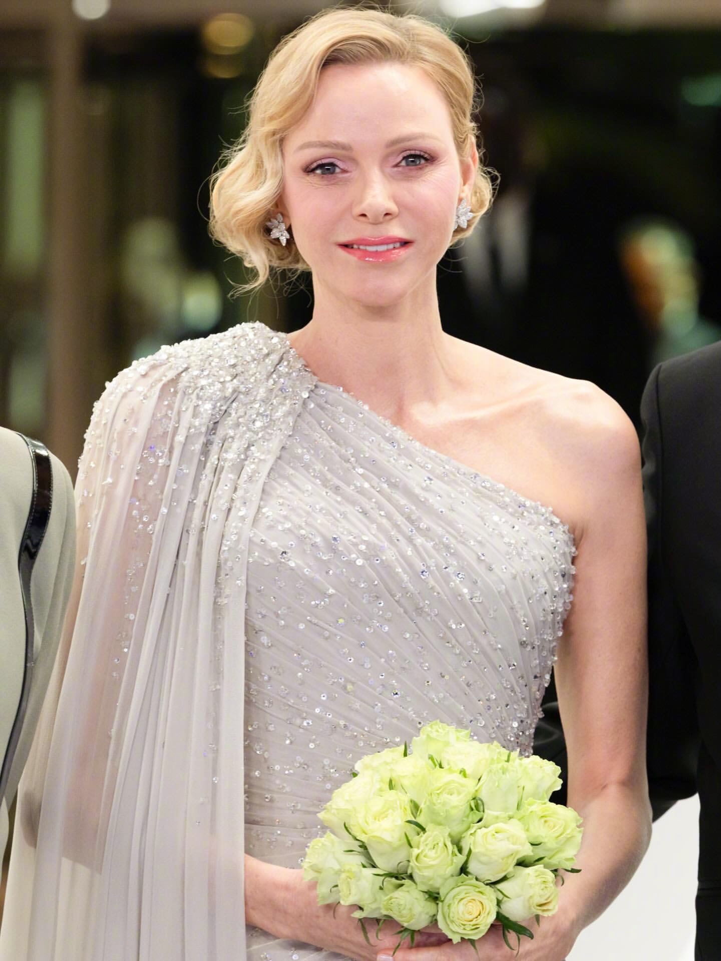 出席2026“摩纳哥玫瑰舞会”的：夏琳王妃和阿尔贝亲王，王室成员包括卡罗琳公主、