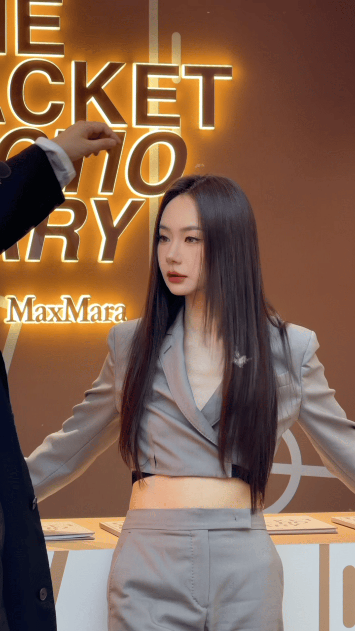 戚薇被柳絮无差别攻击戚薇被柳絮攻击了镜头记录趣味瞬间，戚薇被柳絮攻击的画面走红，