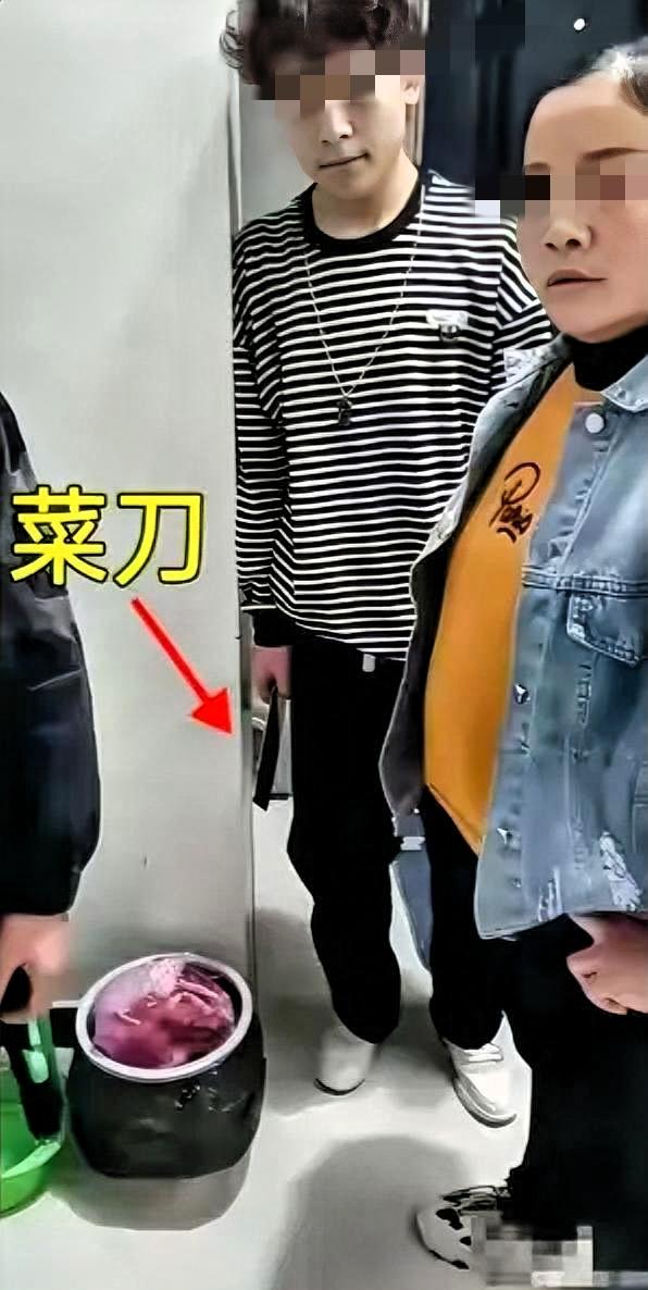 全国很多即将成为继父或刚为继父 的男性真该谢谢这对母子了，这对二婚母子榨干养家多